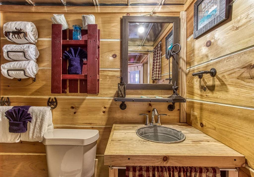 The Tiny Barn, 1089 Free Tickets Each Paid Day, Dollywood And More Sevierville Luaran gambar