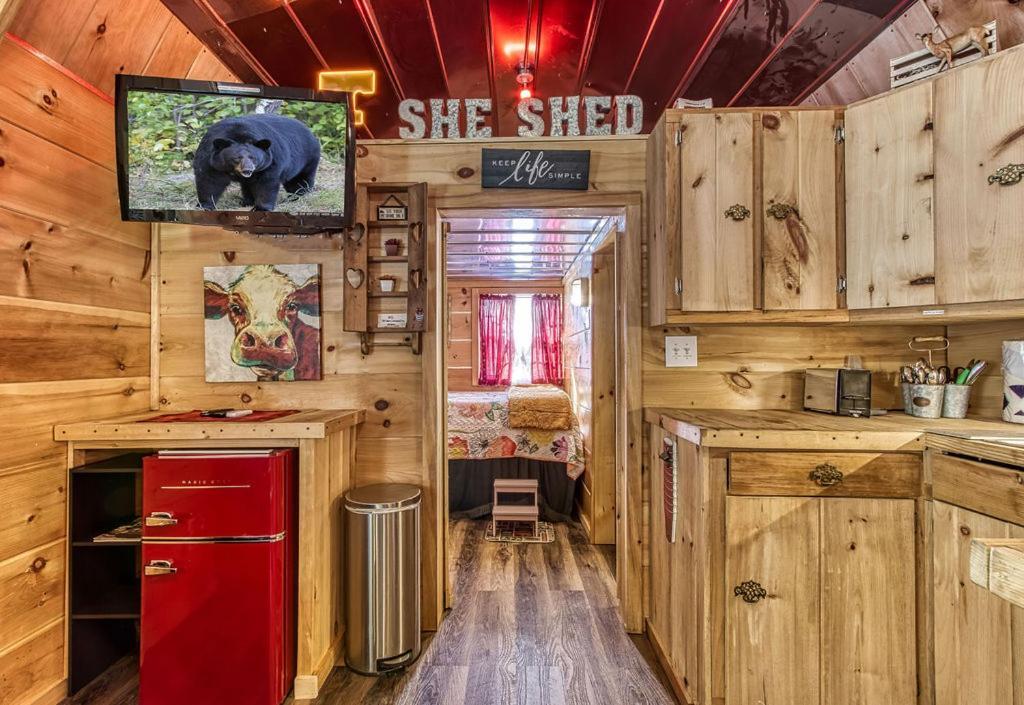The Tiny Barn, 1089 Free Tickets Each Paid Day, Dollywood And More Sevierville Luaran gambar