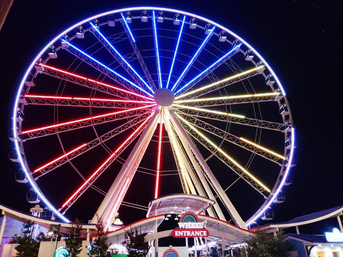 The Tiny Barn, 1089 Free Tickets Each Paid Day, Dollywood And More Sevierville Luaran gambar